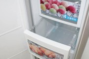 夏天冰柜下面积水的处理方法（实用技巧教你快速解决夏天冰柜下的积水问题）