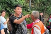 你再打猴我打你！保洁大爷驱赶猴子被一南京游客辱骂，公园回应