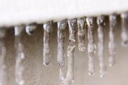 净水器上冻（冬季寒冷天气下，净水器上冻该怎么办？冻结问题的解决与预防）