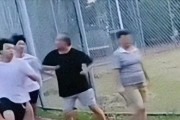老人恶意肘击跑步学生，正脸曝光嘴脸狰狞丑恶，对准孩子胸口下手