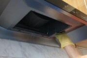 如何使用火碱清洗油烟机（清洗油烟机的正确方法及注意事项）