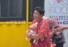 哄抢矿泉水老人正脸曝光，笑容贪婪得意，监控下仍猖狂，官方出手