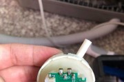 如何解决显示器水位不符问题（应对显示器液体泄漏和尺寸调整的方法）