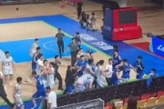 继U21大规模冲突后！中国篮球又出丑闻，10名球员发出联名信
