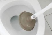 马桶异物卡住了怎么办？快速疏通下水道的步骤是什么？