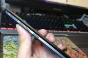 如何处理显示器表面细小划痕（有效方法保护和修复显示器表面划痕）