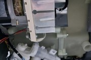 如何修理漏水的旋转洗衣机（解决旋转洗衣机漏水问题的实用方法）
