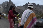 东北大妈进藏旅游，私自骑路边价值20万摩托，翻车后逃逸拉黑车主
