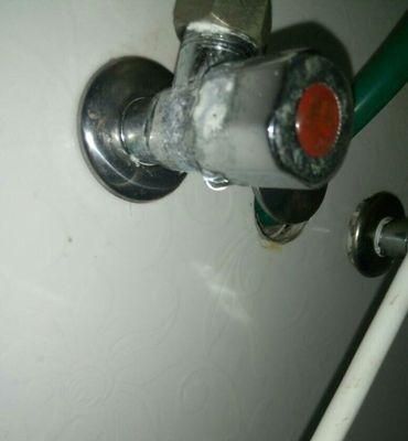 热水器漏水解决方法（快速处理热水器漏水问题）
