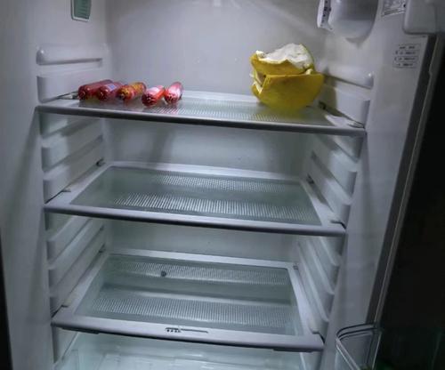 冰柜如何进行除霜操作（让冰柜始终保持高效运行的关键技巧）