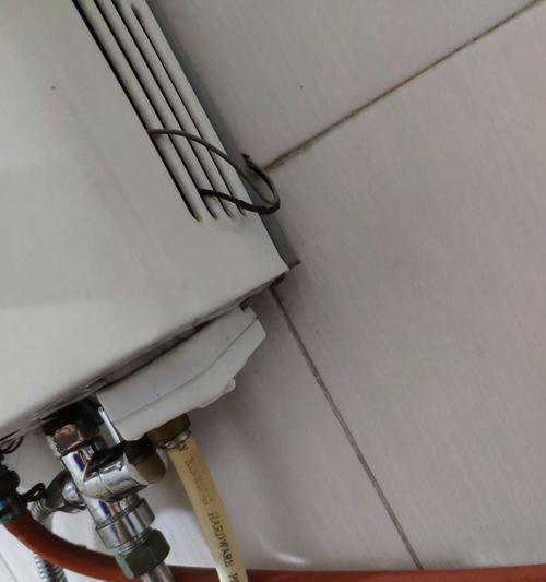 如何修理燃气热水器内部漏水问题（解决燃气热水器内部漏水的实用技巧）