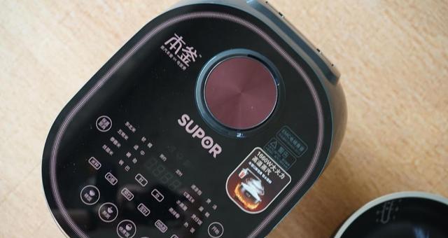 电饭煲保温无水，应如何处理（解决电饭煲保温无水问题的简单方法）