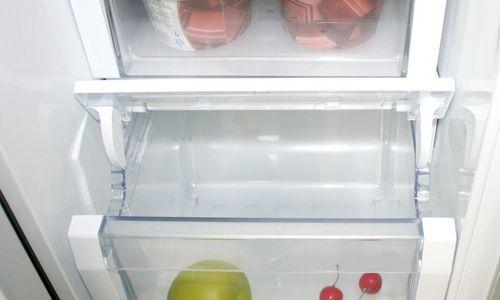 如何消除冰箱冰冻区的异味（简单有效的方法让你的冰箱恢复清新）