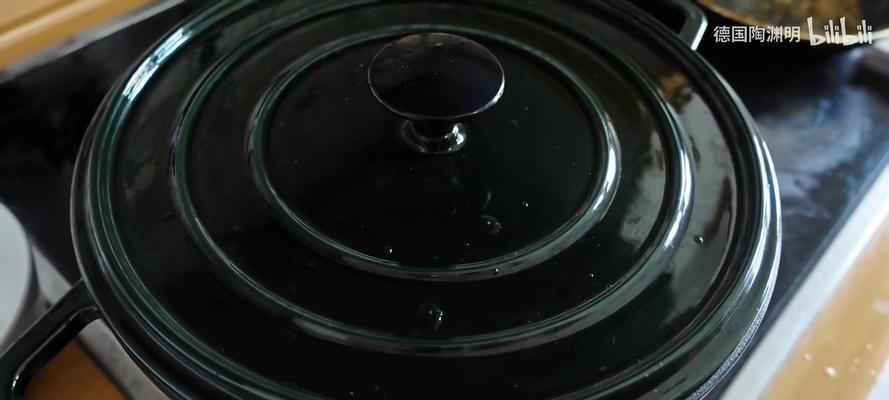 利用白醋白糖清洗冰箱的绝妙方法（告别冰箱异味）