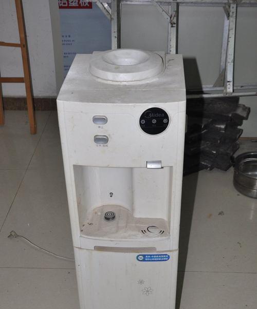 饮水机漏水怎么处理（饮水机漏水困扰你？教你轻松解决）