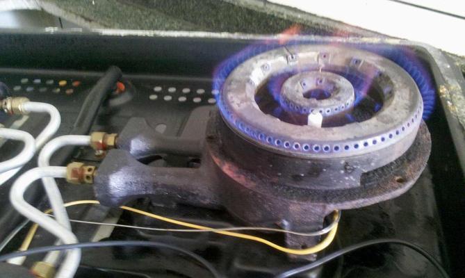 方太燃气灶点火器故障排除与修复（解决方太燃气灶点火器无法点火的方法及注意事项）