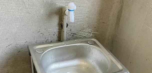 如何使用油烟机清洗漆面（探索油烟机清洗漆面的方法和注意事项）