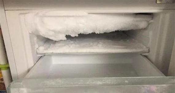 冰箱里有冰，如何应对（有效解决冰箱里多余的冰块问题）