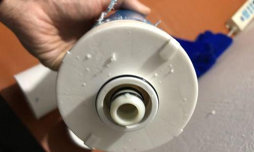 净水器滤芯中发现塑料垃圾，我们应该怎么办（如何处理净水器滤芯中的塑料污染问题）