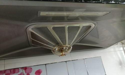 解决油烟机开机有臭味的方法（消除厨房异味）