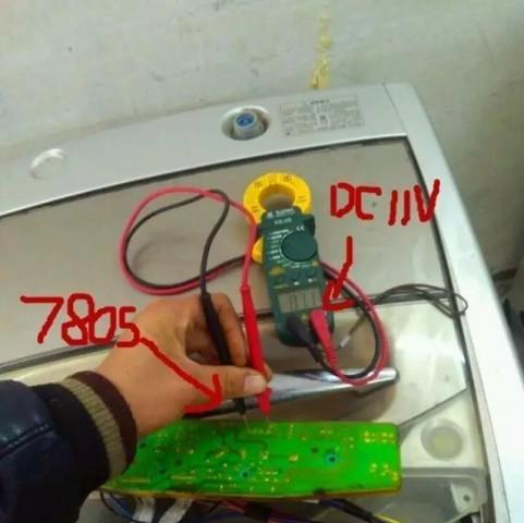全自动洗衣机脱水撞桶的原因及解决方法（为什么全自动洗衣机在脱水时会撞桶）