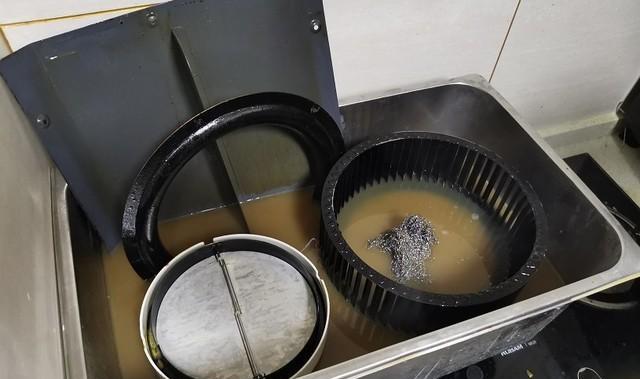 家庭油烟机油垢的清洗方法（打造清洁高效的厨房环境）
