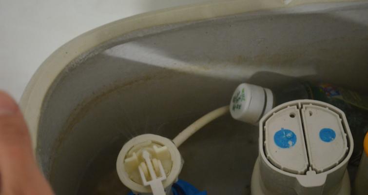 马桶水箱无法上水的解决方法（马桶水箱冲水无力的原因及应对措施）
