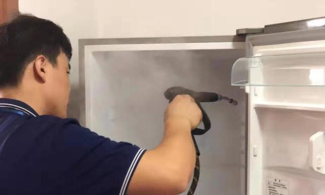 如何彻底清洁冰箱（冰箱清洁方法及注意事项）