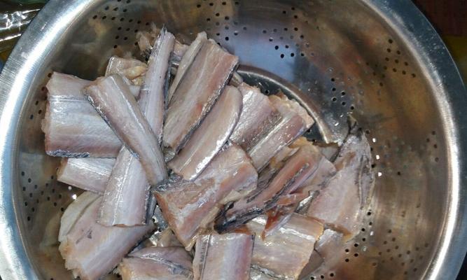 如何保存带鱼以保持新鲜美味（冰箱里的妙招）