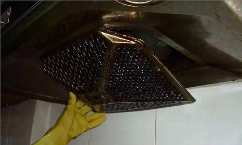 如何清洗油烟机上的白色胶带（简单有效的清洁技巧）