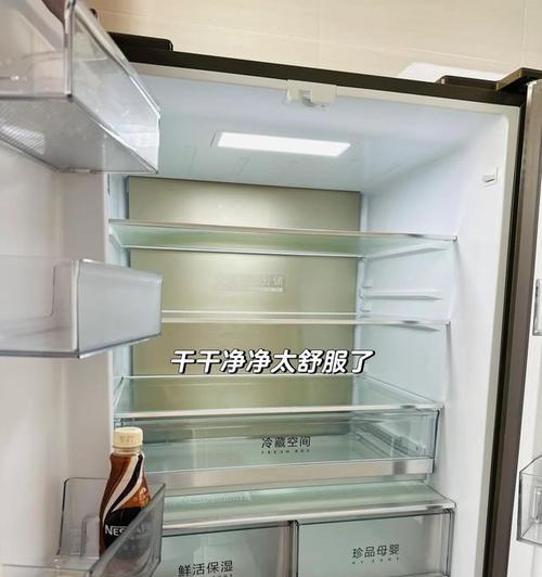 如何有效清除冰柜里的水垢（简单方法让你的冰柜焕然一新）