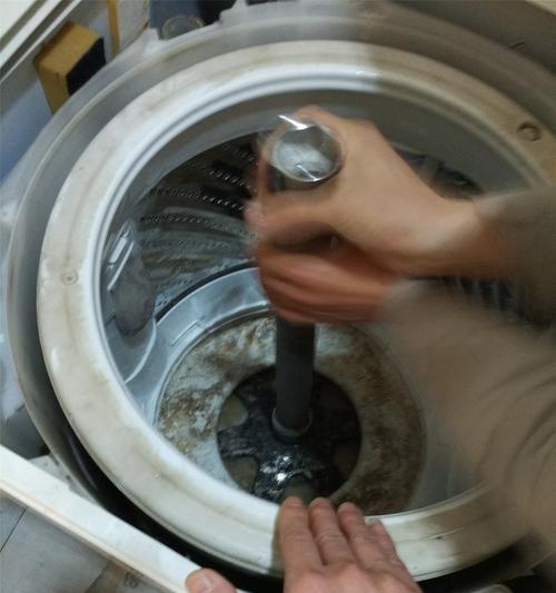 如何正确清洗洗衣机内胆（简单实用的清洗方法和技巧）