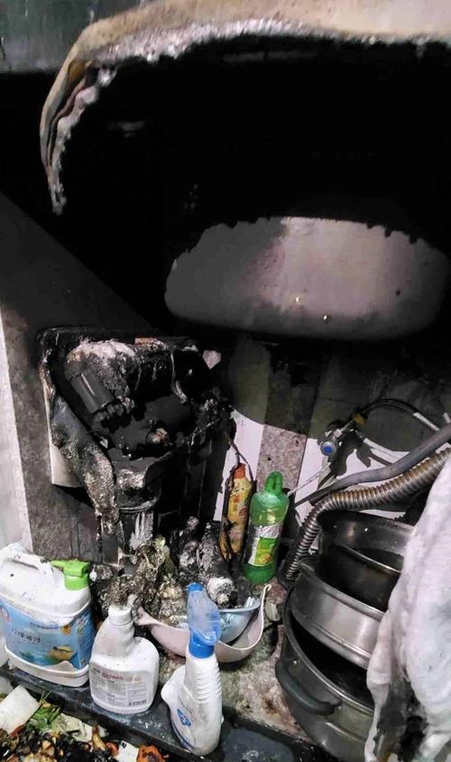 天然气热水器突然自燃的原因及预防措施（揭秘天然气热水器自燃的危险性）