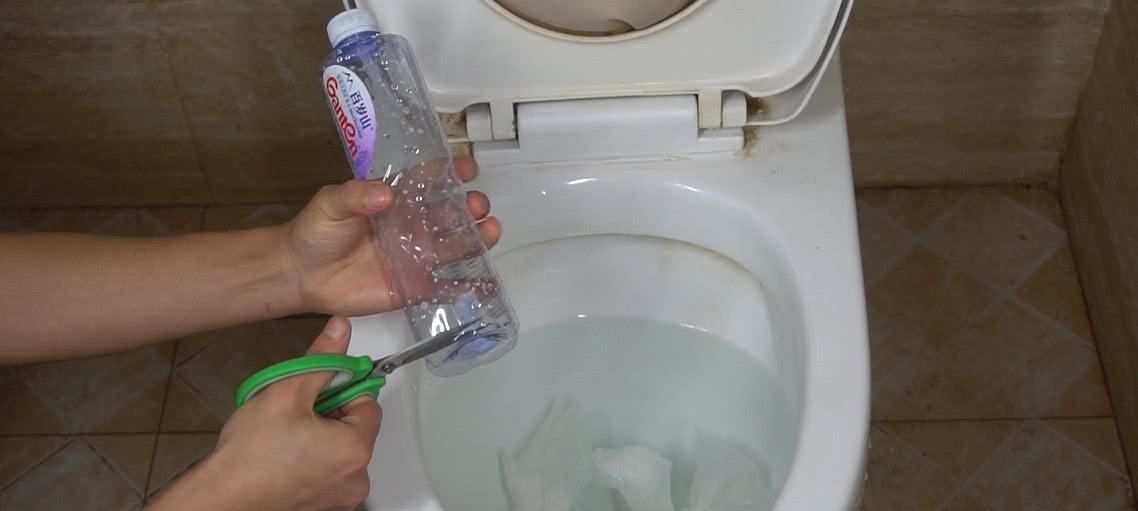 蹲式马桶堵了怎么办（疏通窍门及常见解决方法）