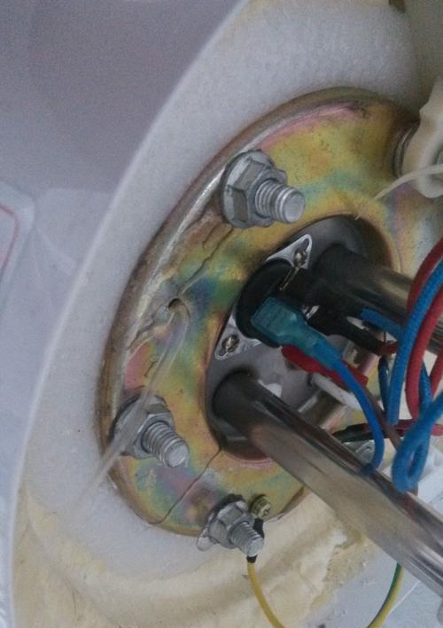 电热水器开关漏水的修复方法（解决电热水器开关漏水问题的实用技巧）