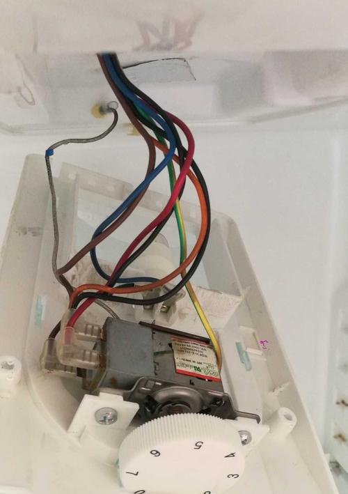 冰箱内壁修理（掌握关键技巧）