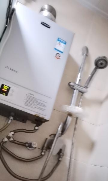 如何处理热水器散发异味问题（消除热水器异味）