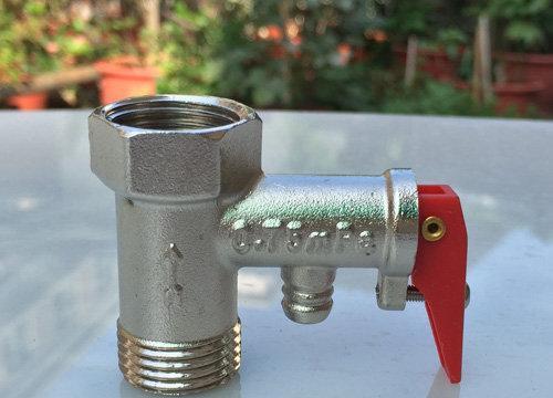 如何维修以欧意热水器安全阀漏水问题（解决安全阀漏水的有效方法与步骤）