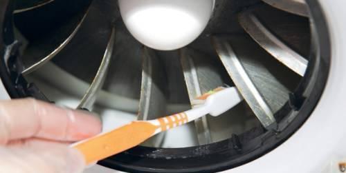厨房油烟机排风扇清洗方法（彻底清除厨房油烟机的积累油垢）