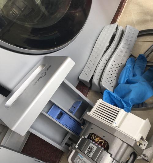 侧门洗衣机胶条清洗方法（简单有效的清洁方法）