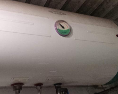 解决澳柯玛热水器显示E0故障问题的方法（排除热水器E0故障并修复热水器运行问题）