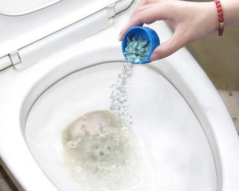矿泉水瓶的妙用（使用矿泉水瓶疏通马桶堵塞）
