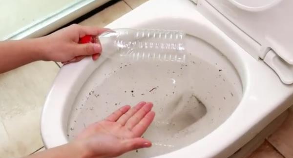 矿泉水瓶的妙用（使用矿泉水瓶疏通马桶堵塞）