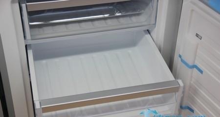 如何有效清除冰箱冷冻室的异味（消除冰箱异味的实用技巧与方法）