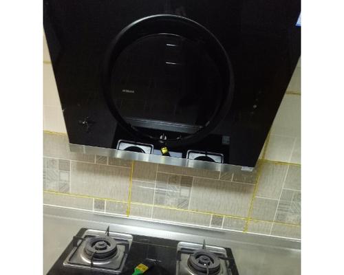 老板燃气灶油烟机的清洗方法（轻松解决厨房油烟困扰）