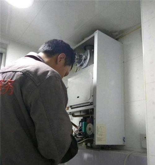 解决采暖壁挂炉水泵漏水的方法（修复漏水问题）