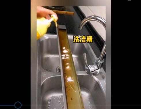 如何清洗油烟机的油胶（简单易行的清洗方法和技巧）