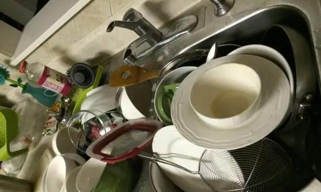 洗碗机洗碗越来越黄（轻松应对洗碗机洗碗黄色污渍的实用技巧）