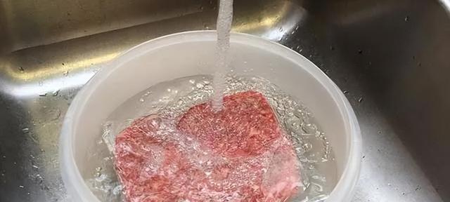 冰箱解冻肉最快的方法（快速解冻冰箱冷藏肉食的有效技巧）