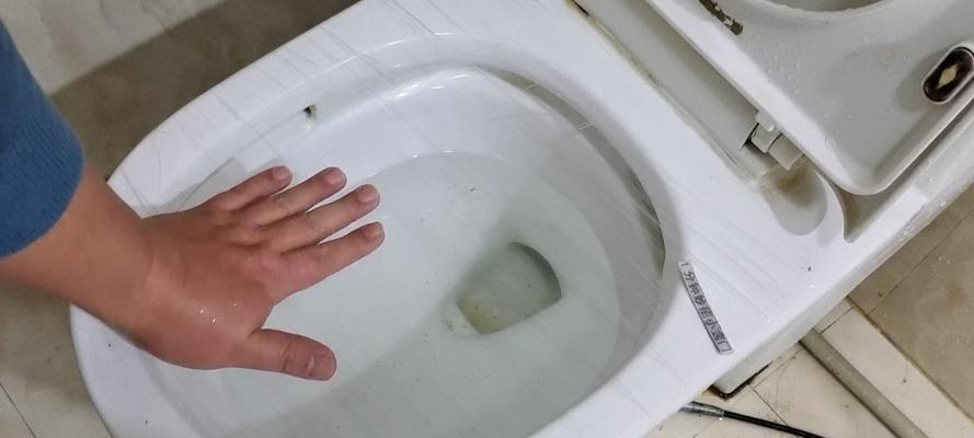 马桶堵住了下水慢怎么办啊？快速疏通方法有哪些？
